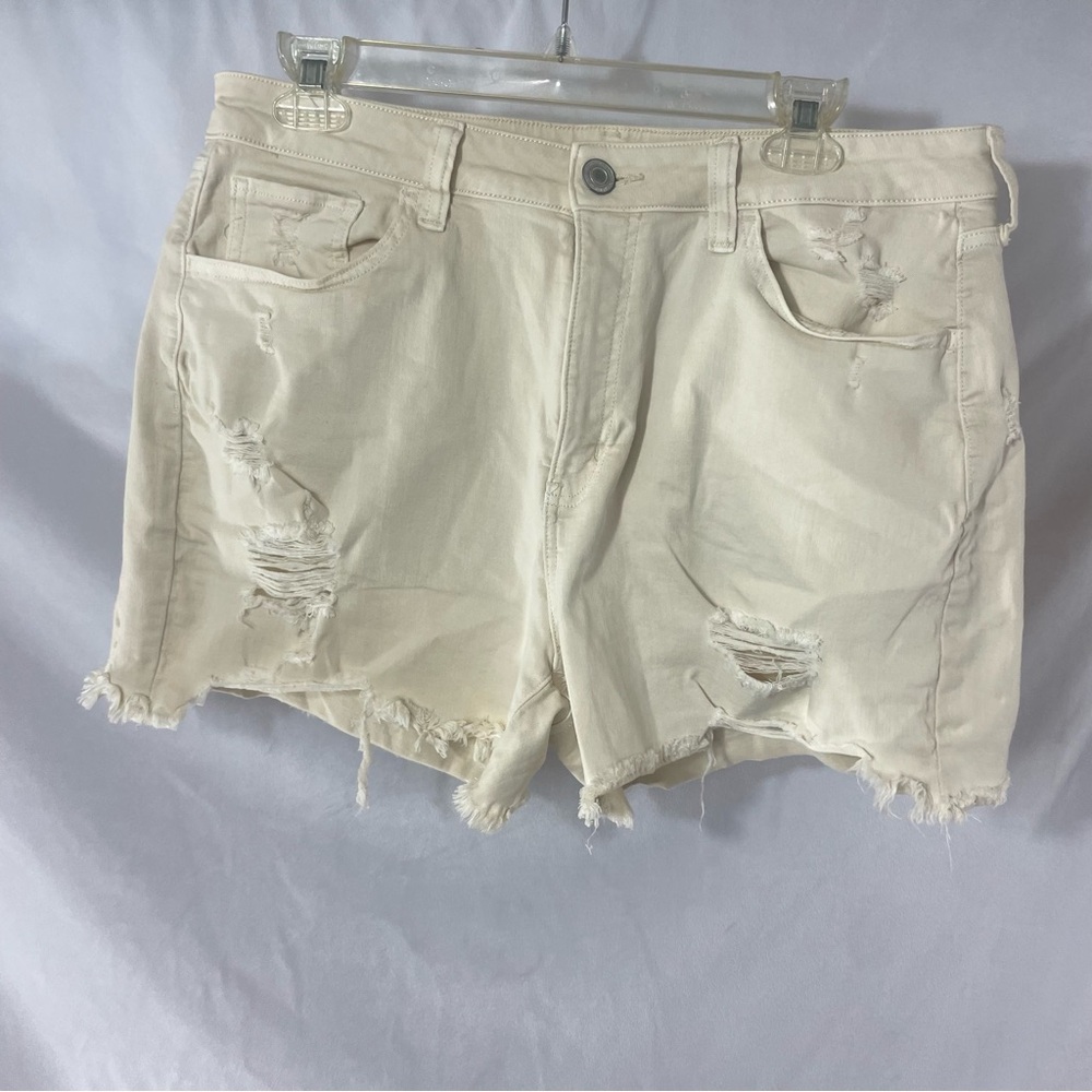 SO High Rise Curvy MIDI cream distressed jean shorts